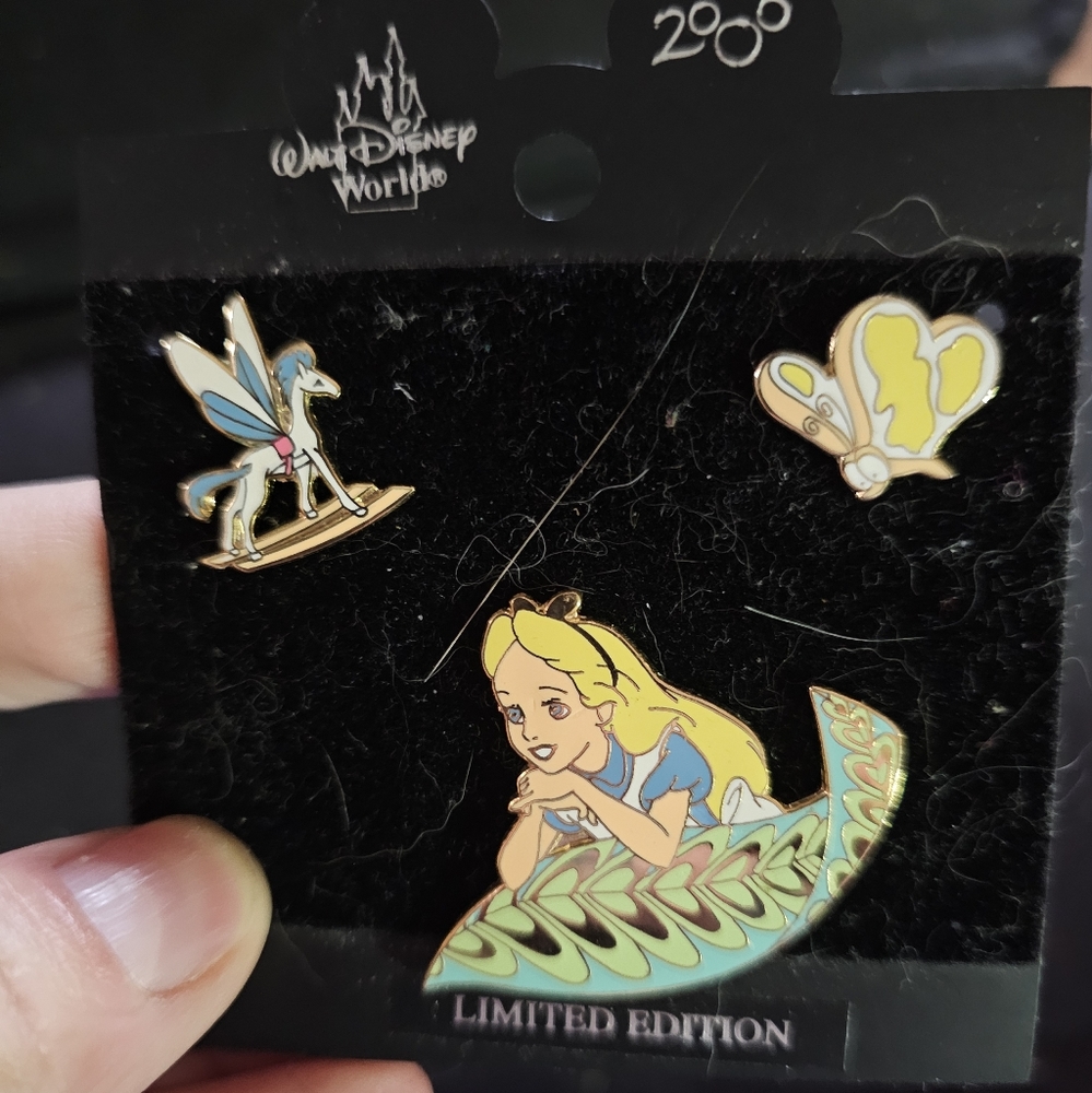 Alice and flies pinset